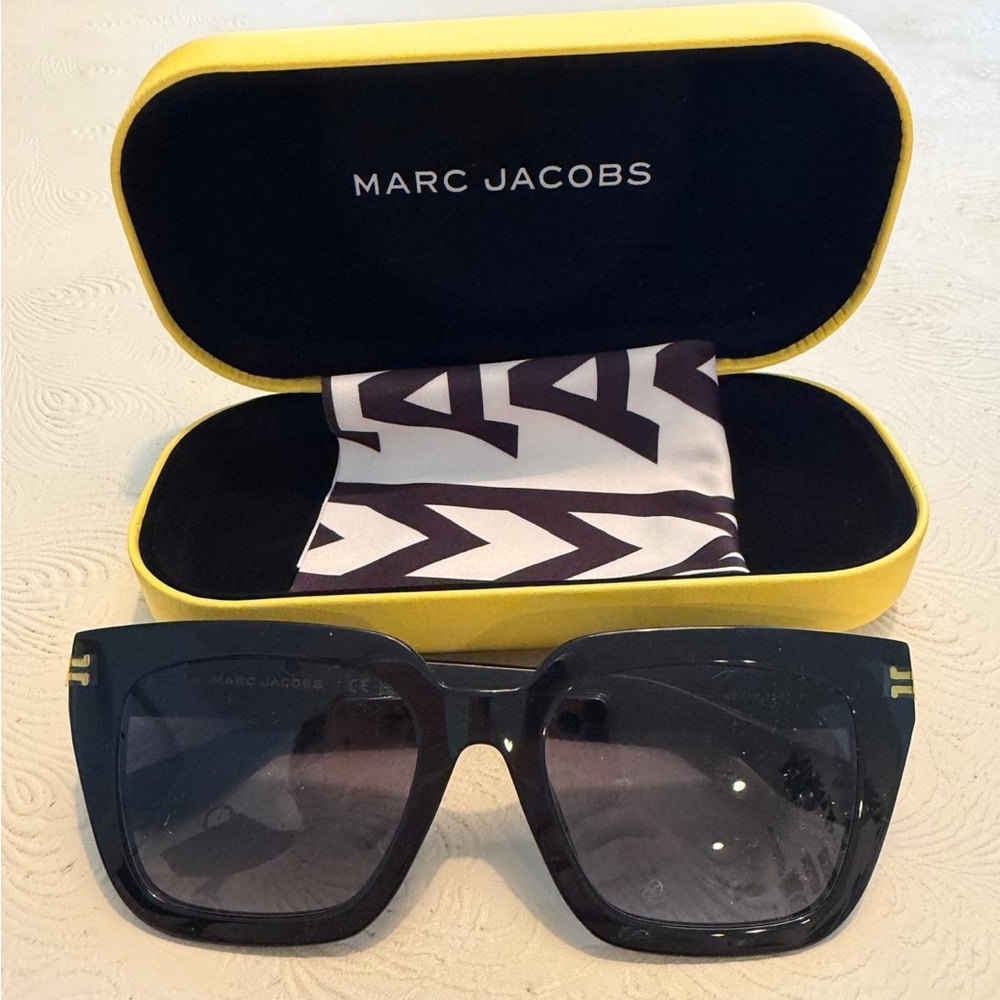 MARC JACOBS 
Grey Shaded Square Ladies Sunglasses 
Item No. MJ 1083/S 0807/9O 52